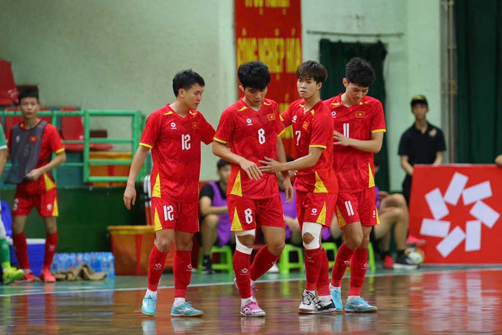 Tuyen futsal Viet Nam bat ngo co ban dan truoc. Anh: Thanh Vu