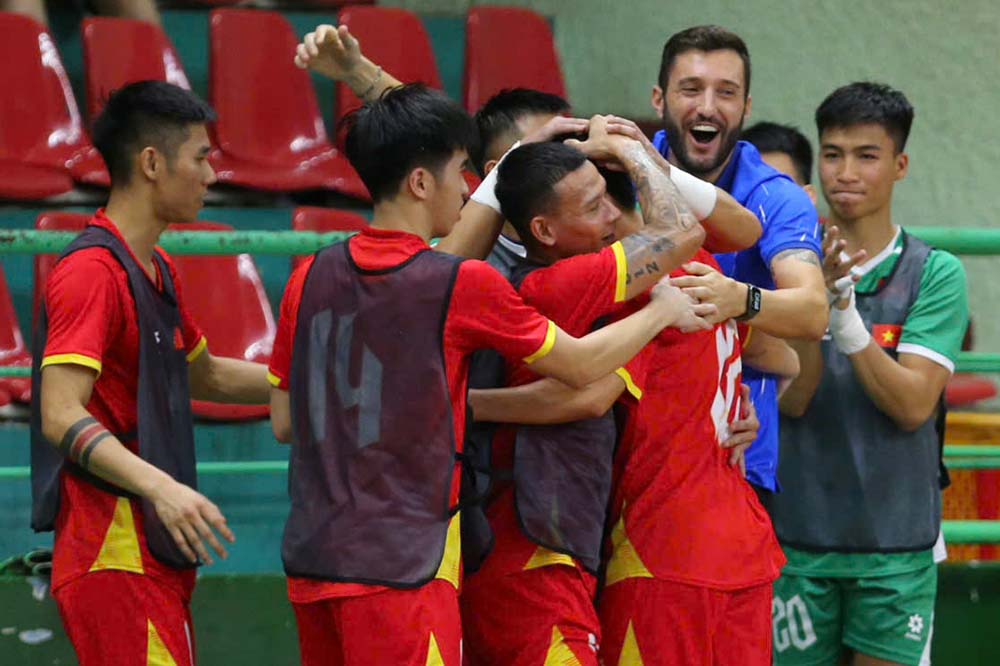 Recruiting Futsal Vietnam has a strong victory over Kazakhstan. Photo: Thanh Vu