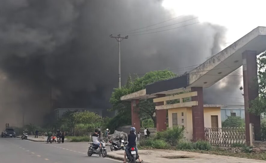 The black smoke column tens of meters high can be seen from a distance in Binh Giang district, Hai Duong province. Photo cut from clip