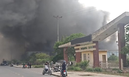 Cột khói đen bốc cao hàng chục mét có thể nhìn thấy từ khoảng cách xa ở huyện Bình Giang, tỉnh Hải Dương. Ảnh cắt từ clip