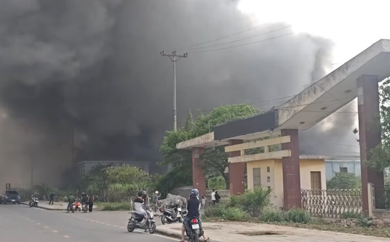 The black smoke column tens of meters high can be seen from a distance in Binh Giang district, Hai Duong province. Photo cut from clip
