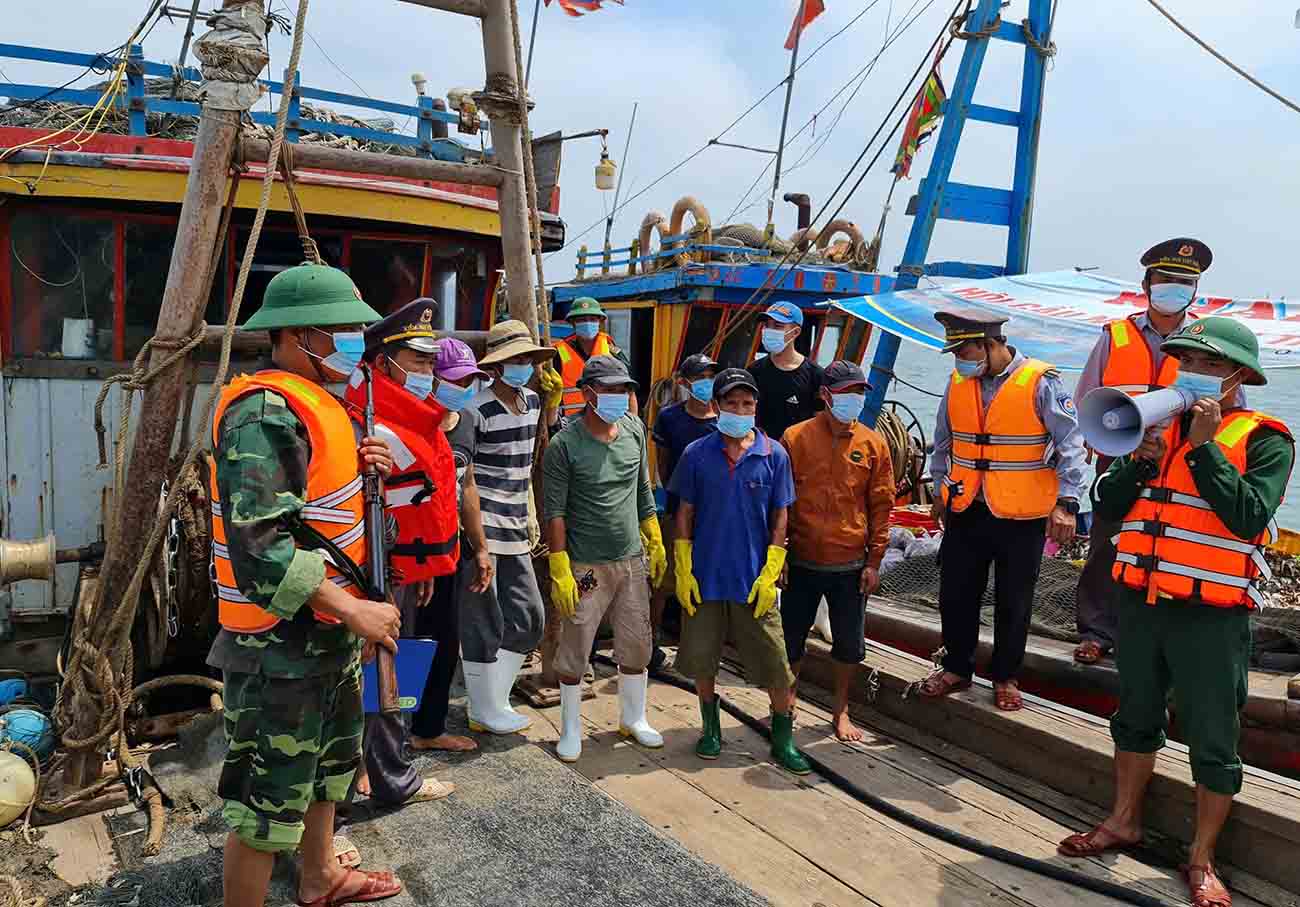 Strengthening patrol, arrest and handling of illegal fishing vessels is one of the urgent solutions against IUU. In the photo, the border guards Ha Tinh arrested the ships. Photo: Nhat Tuan