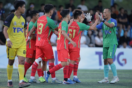 Hoang Nong Thao Vy voi dan sao nhieu cuu tuyen thu futsal Viet Nam trong doi hinh. Anh: Dinh Thao