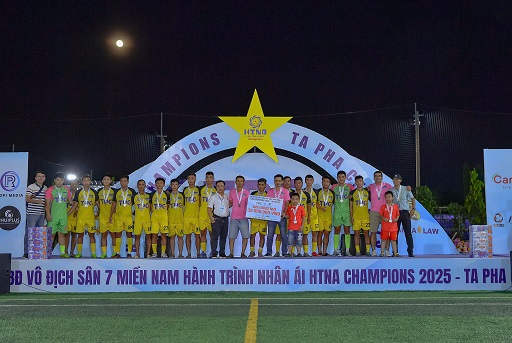 Khoi Nguyen FC nhan danh hieu A quan. Anh: Dinh Thao