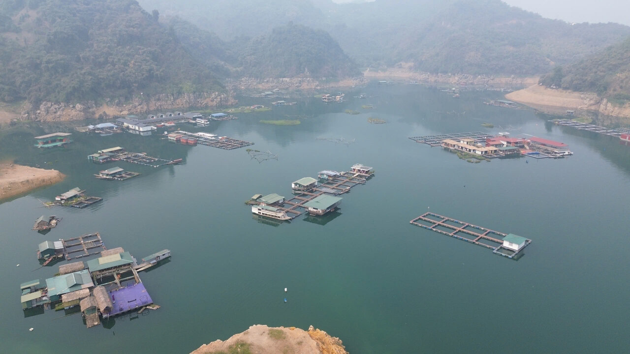 Peace boats struggled to operate in the shallow water season. Photo: Dang Tinh