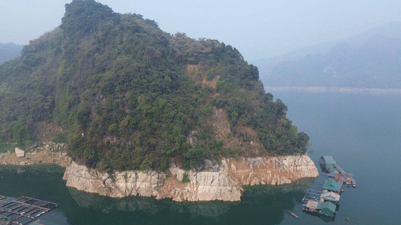 Muc nuoc tai ho Hoa Binh dang giam dan co the thay ro bang mat thuong. Anh: Yen San