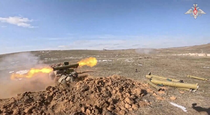 Russian soldiers practice attacking from afar on the battlefield. Photo: Cut from the video of the Ministry of Defense