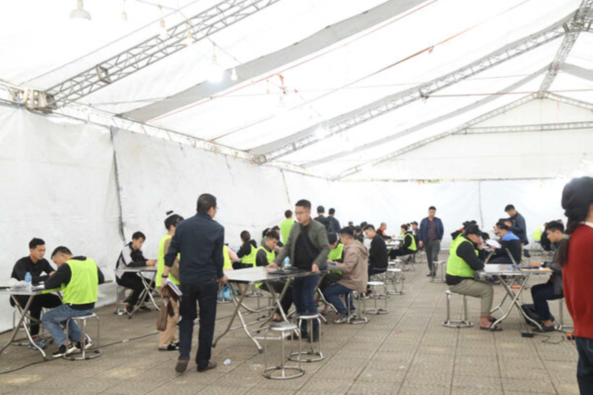 Los sujetos del fraude de 1.000 millones de dong en Pekin estan siendo interrogados. Foto de la policia de la provincia de Pekin