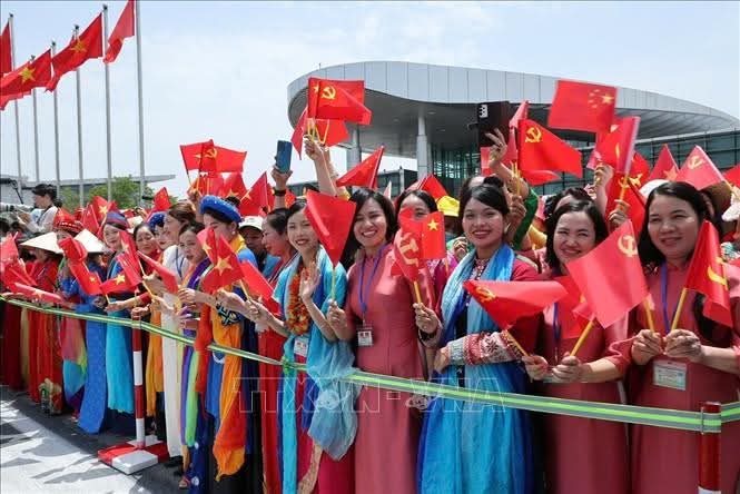 Los representantes de la gente de Hanoi Capital dieron la bienvenida al Secretario General, presidente de China Xi Jinping y la delegacion china de alto nivel en el Aeropuerto Internacional Noi Bai. Foto: VNA