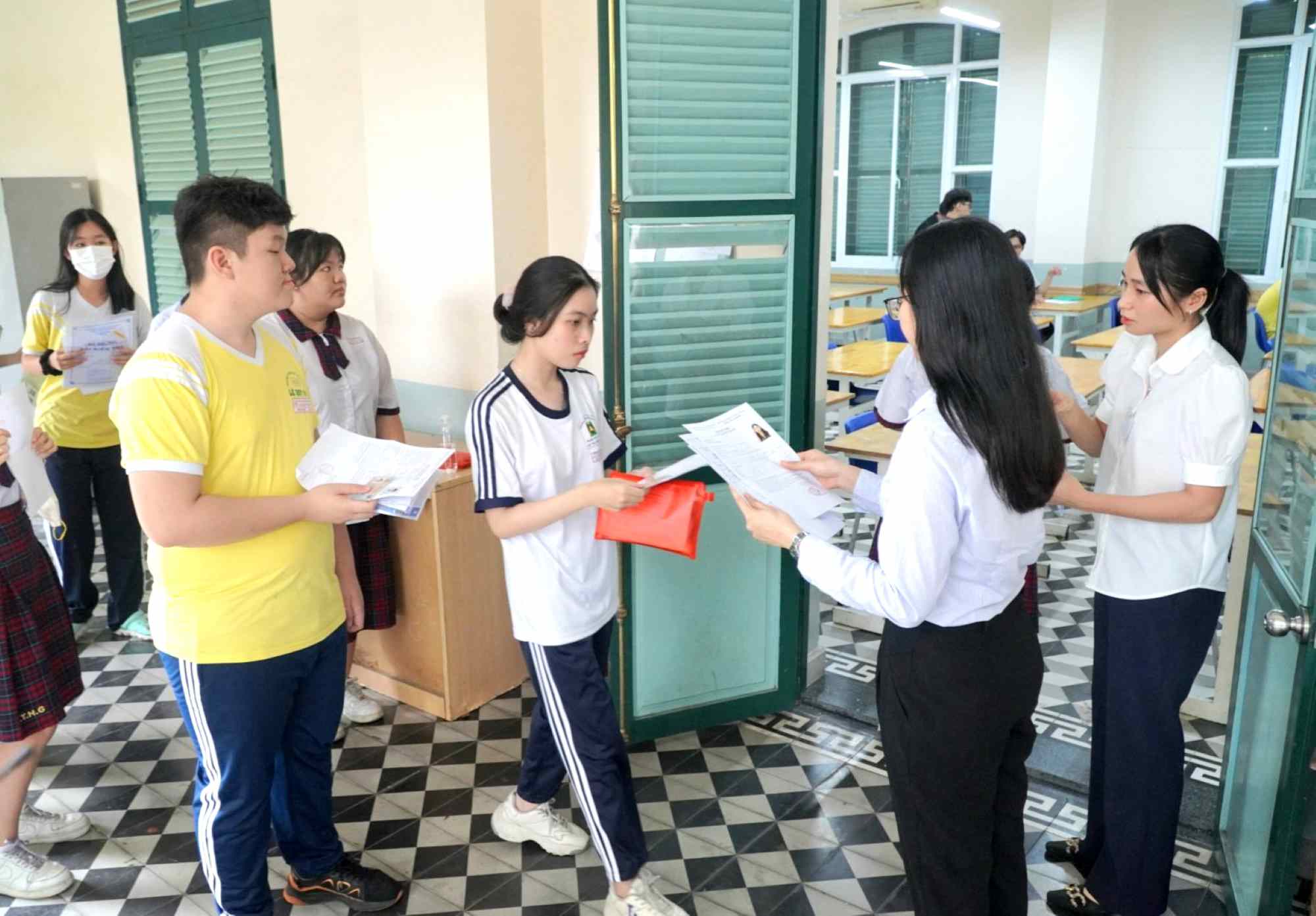 Los candidatos realizan procedimientos de examen de la escuela secundaria en 2024. Foto: Chan Phuc Phuc