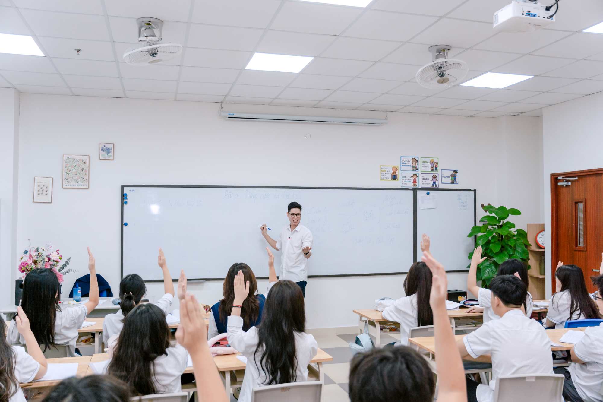 Ahora es la hora de la clase de los maestros de la Escuela de Ciencias Sociales - THPT Phenikaa (Hanoi). Foto: La escuela de suministros