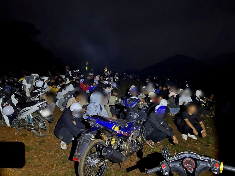 Las fuerzas funcionales estan consolidando registros para las violaciones de manejo al cazar nubes. Foto: Minh Quynh