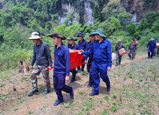 The remains of martyrs were taken to worship at the memorial house in Xieng Khouang province (Laos). Photo: Trong Kien