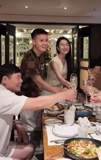 Chu Thanh Huyen va Quang Hai an uong vui ve, nang li chuc mung sinh nhat.