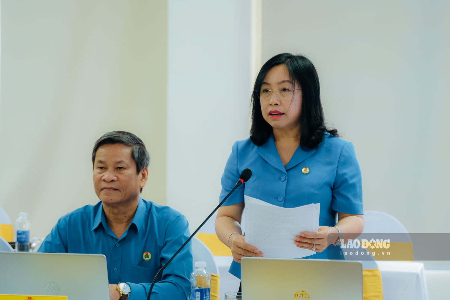 Permanent Vice Chairman of the VGCL Thai Thu Xuong presented the report, reporting the results of the implementation of the Regulation on coordination between the Government and the General Confederation in 2024, focusing on coordinating in 2025, including content about social housing. Photo: Phu Temple