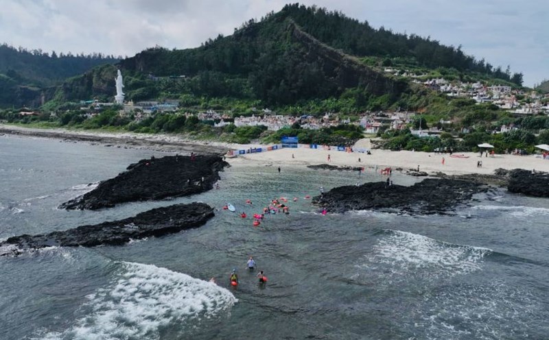 Traveling along with protecting the natural environment, preserving biodiversity, ... is a trend of global tourism. Photo: Viet Anh