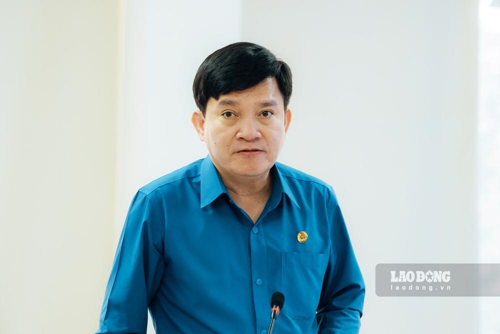El vicepresidente de VGCL Nguyen Xuan Hung presento un informe sobre una serie de contenidos que solicitaban enmendar y complementar una serie de articulos de la ley sindical de 2024. Foto: Templo Phu Phu