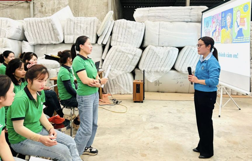 La Federacion Laboral del Distrito de Cam Lo celebro una conferencia sobre la ley sindical en 2024 y la ley sobre seguro social para los empleados. Foto: H.Nguyen