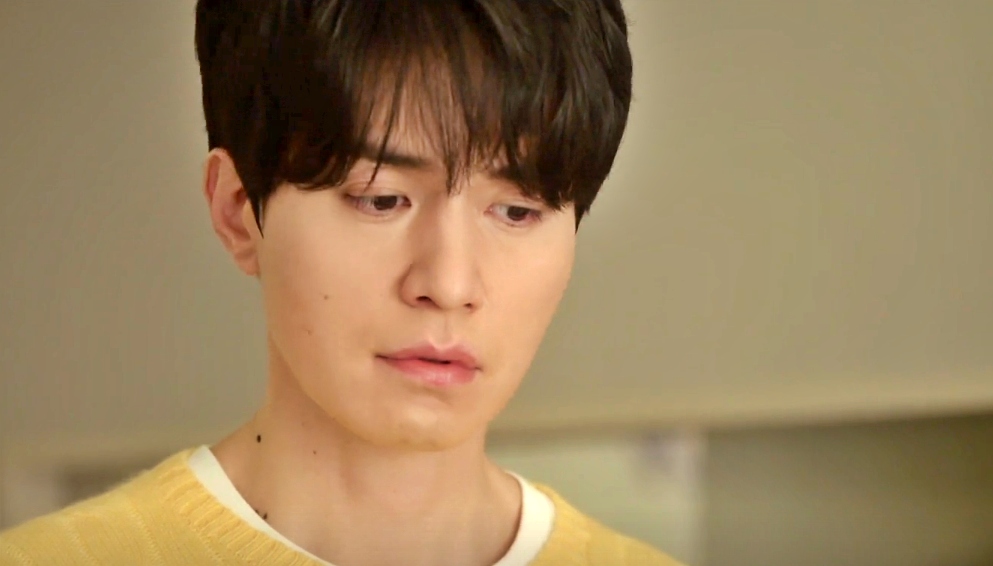 Lee Dong Wook struggled to return. Photo cut from the movie divorce Insurance