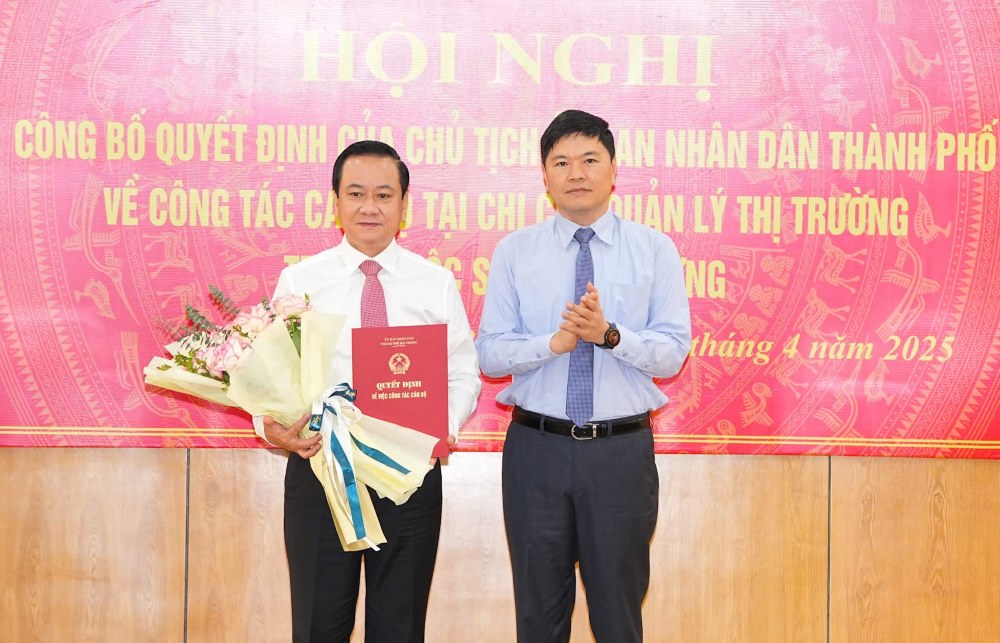 Vice Chairman of the City People's Committee Hoang Minh Cuong handed over the decision to Mr. Nguyen Van Thanh - Director of Department of Industry and Trade and Director of Market Management Department. Photo: Hai Phong E -Portal