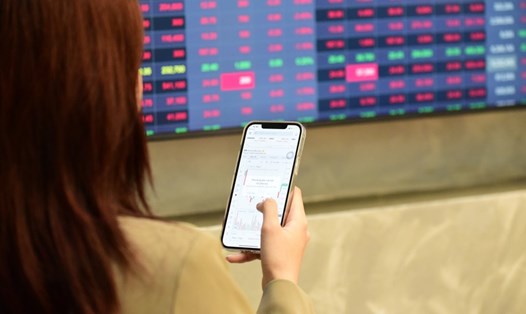 Thị trường chứng khoán vẫn đang duy trì được đà tăng điểm từ cuối tuần trước. Ảnh: Lê Toàn