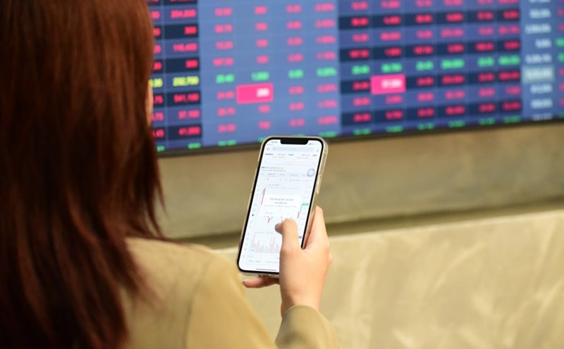 The stock market is still maintaining the gaining momentum last week. Photo: Le Toan
