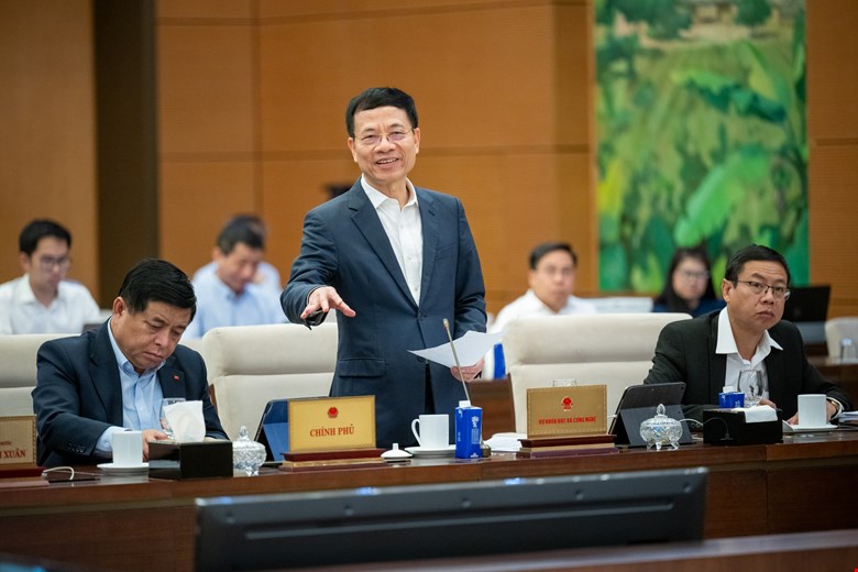 El Ministro de Ciencia y Tecnologia Nguyen Manh Hung presento el proyecto de la Ley de Energia Atomica (enmendada). Foto: Quochoi.vn.