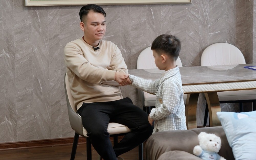 Khac Viet in his mother's absence is superman. Photo: Manufacturer.