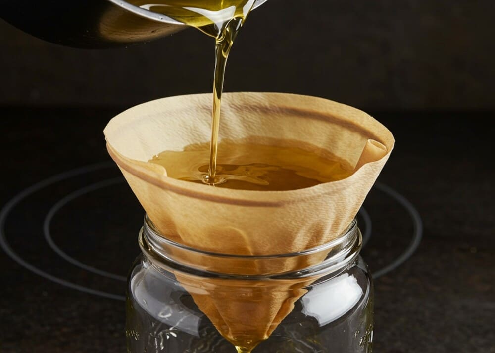 Proper use and cleaning will help the quality of cooking oil always ensure reuse. Photo: Dat