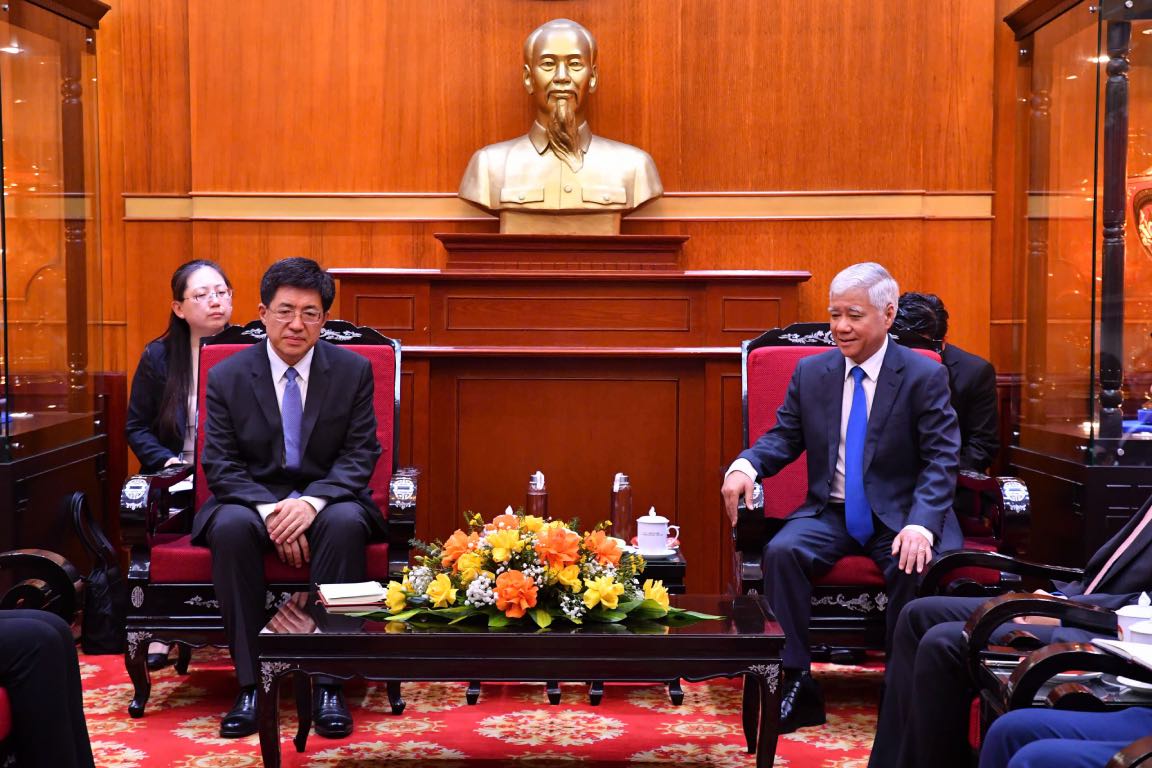 Chairman of the Central Committee of the Vietnam Fatherland Front Do Van Chien (right) discussed with Comrade A Dong - First Secretary of the Secretariat of the Central Youth Union of the Chinese Communist Youth Union. Photo: Bao Han