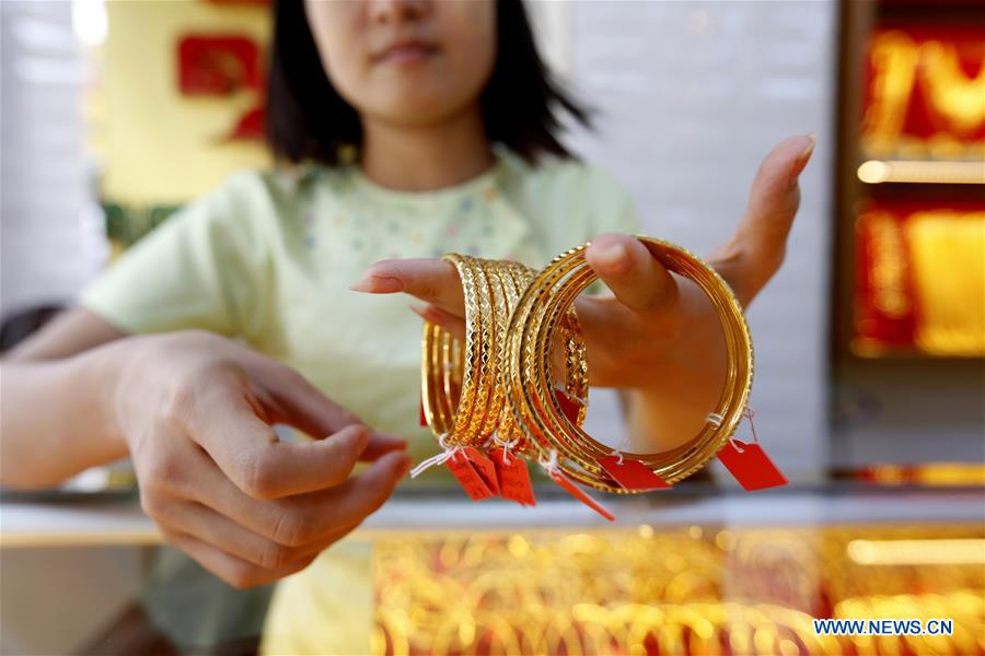 El precio del oro hoy (14.4) alcanzo un nuevo record de $3,245 la onza. Imagen de la agencia Xinhua