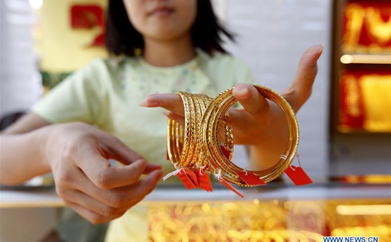 Gold price today (14.4) reached a new record of $ 3,245/ounce. Photo: Xinhua