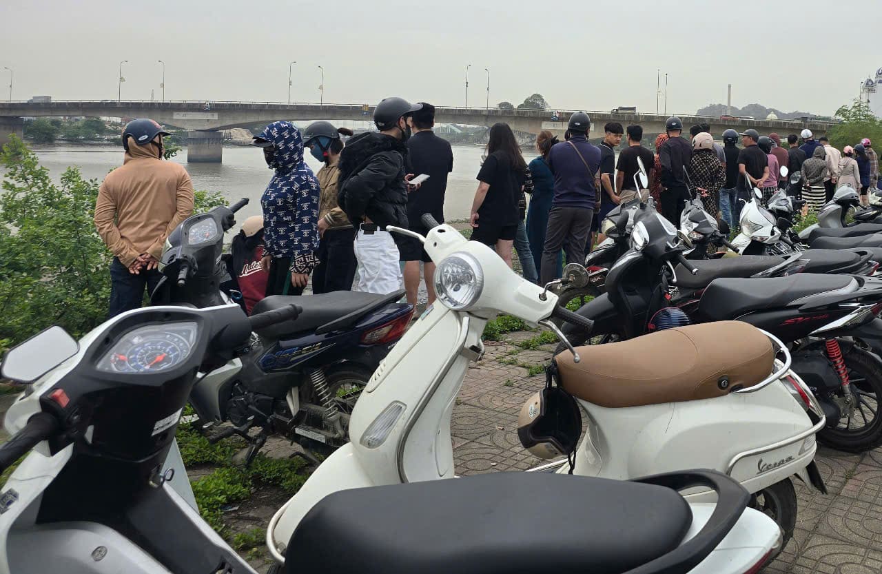 Actualmente, las fuerzas funcionales y la familia de la victima estan tratando de encontrar un estudiante masculino para saltar suicidio. Foto: Nguyen Truong
