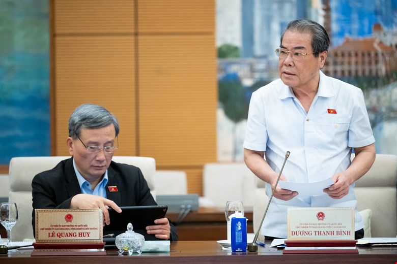 According to the Chairman of the People's Committee and supervision of the National Assembly Duong Thanh Binh, voters and the people support the arrangement and streamlining the organizational structure but worried about fake information, false truth spread on social networks. Photo: quochoi.vn