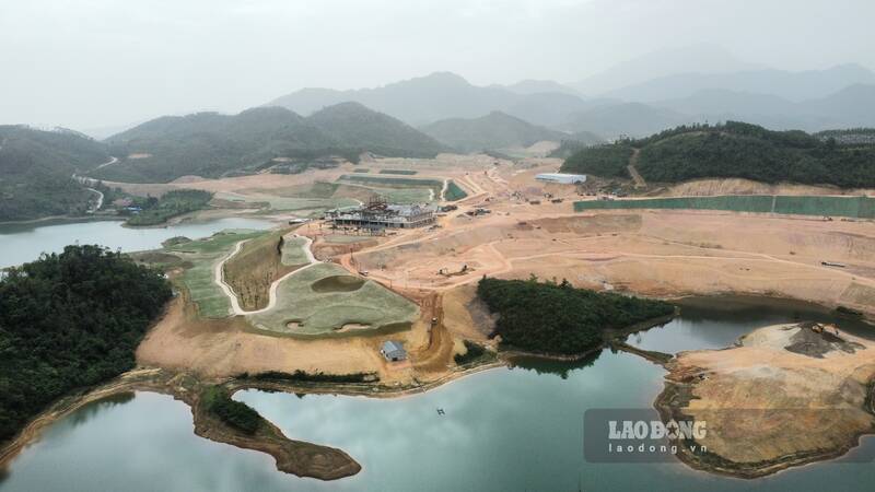 El agua retira la construccion del proyecto de campo de golf en Taiyuan. Imagen de Lam Thanh