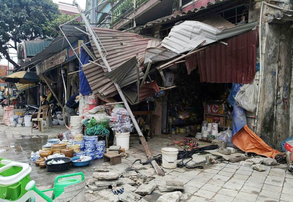 Mot nha dan bi sap mot phan mai nha sau vu tai nan. Anh: Quach Du