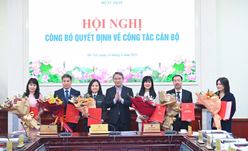 El Ministro de Justicia, Nguyen Hai Ninh, entrego la decision de movilizarse y nombrar a los funcionarios para dirigir algunas unidades. Foto: Ministerio de Justicia