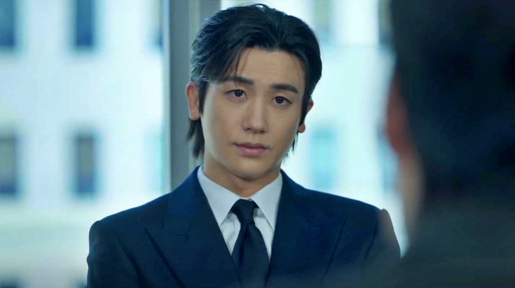 Park Hyung Sik made a mark with a dark and ambition. Photos cut from the heart of the heart buried