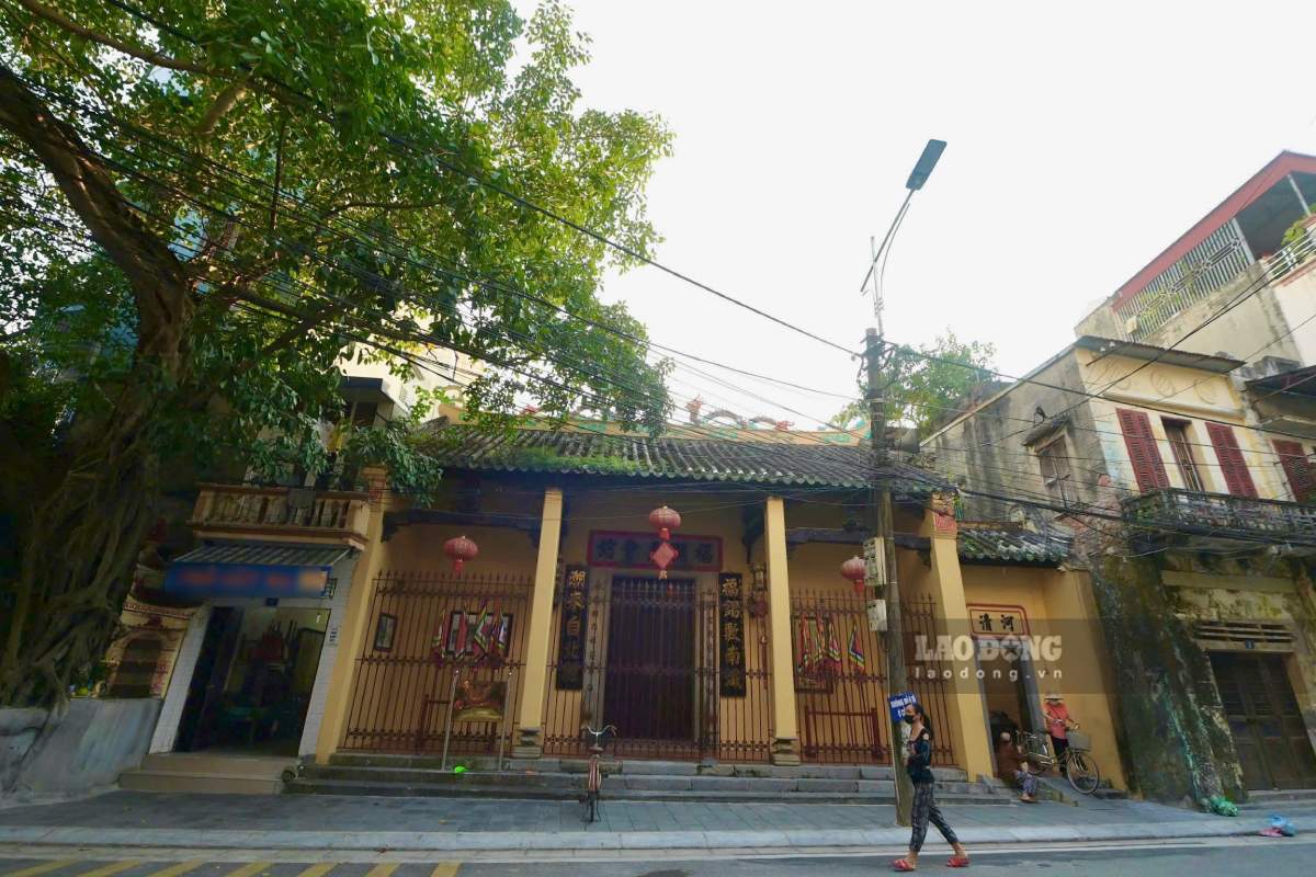 Trieu Chau Temple is located in Hang Iron Street (Nam Dinh City). Photo: Luong Ha