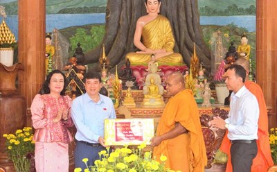 Chairman of the National Assembly of the National Assembly Y Thanh Ha Ni Ni Kham and Vice Chairman of the National Council of National Assembly Tran Thi Hoa Ry presented gifts to Tet to Phu Ly II Pagoda (Vinh Long Province). Photo: Ministry of Ethnicity and Religion