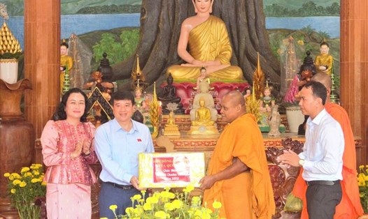 Chủ tịch Hội đồng Dân tộc của Quốc hội Y Thanh Hà Niê K'đăm và Phó Chủ tịch Hội đồng Dân tộc của Quốc hội Trần Thị Hoa Ry trao quà chúc Tết cho chùa Phù Ly II (tỉnh Vĩnh Long). Ảnh: Bộ Dân tộc và Tôn giáo