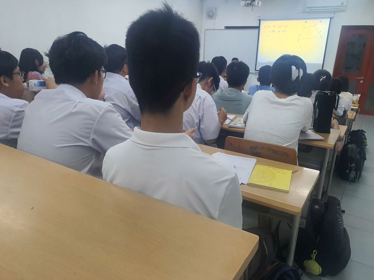 Los estudiantes de la Universidad de Hong Kong en una clase extra. Foto: Pies de la bendicion