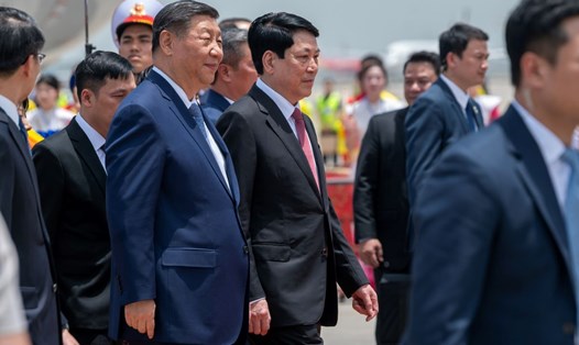 Ủy viên Bộ Chính trị, Chủ tịch nước Lương Cường đón Tổng Bí thư, Chủ tịch nước Trung Quốc Tập Cận Bình tại Sân bay quốc tế Nội Bài trưa ngày 14.4. Ảnh: Hải Nguyễn