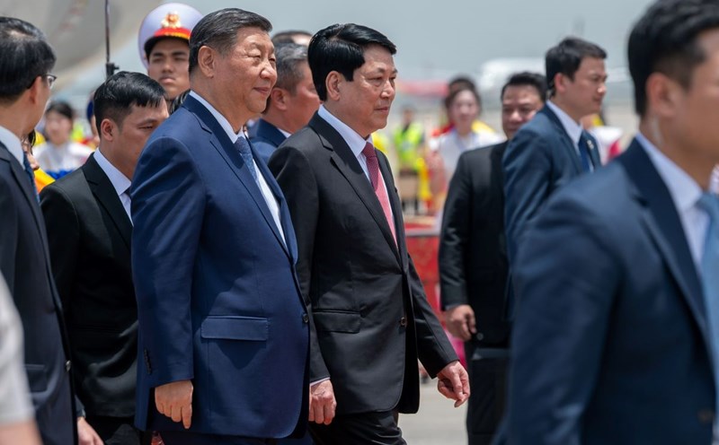 Member of the Politburo, President Luong Cuong welcomed General Secretary and President of China Xi Jinping at Noi Bai International Airport at noon on April 14. Photo: Hai Nguyen