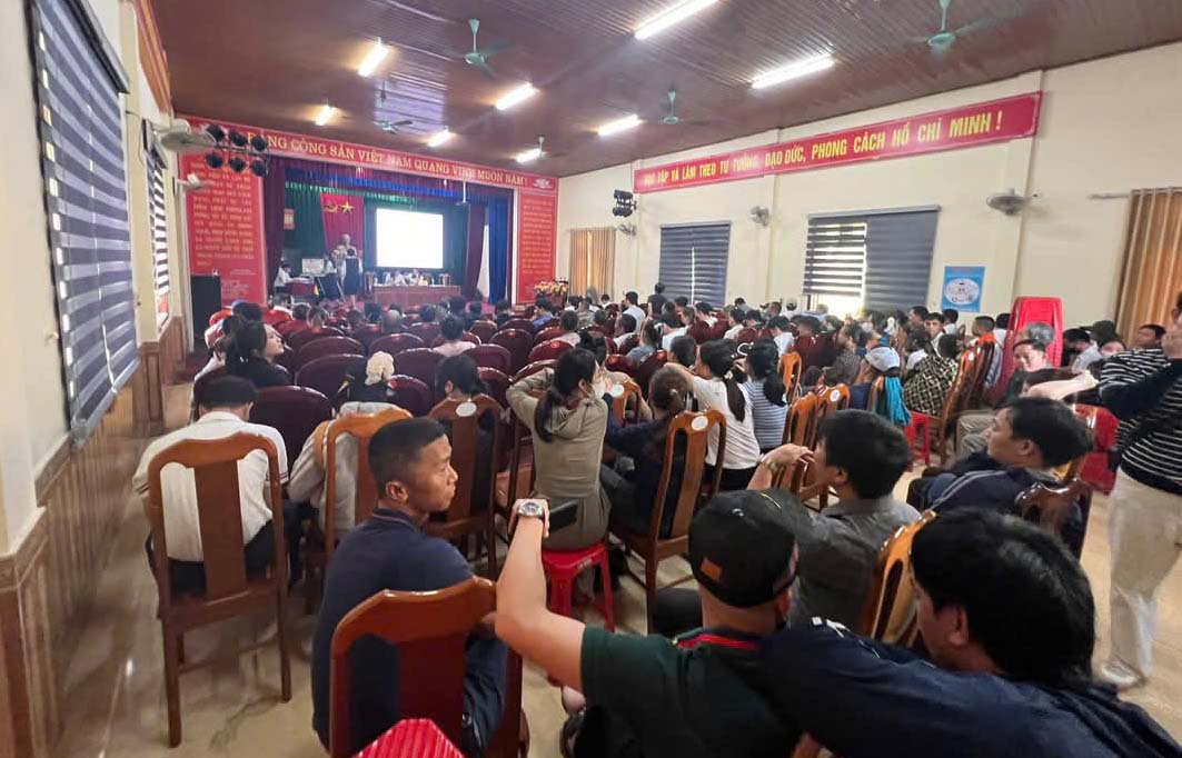 Rat dong nguoi tham gia dau gia 42 lo dat o xa Lien Minh, huyen Duc Tho. Trong do, nhieu lo duoc dau voi gia gap hon 2 lan so voi gia khoi diem. Anh: Lam Tuan.