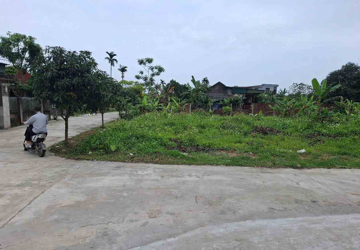 El precio de las tierras residenciales en Ha Tinh esta aumentando bastante alto, lo que dificulta a las personas con tierras residenciales, pero el financiero es limitado. Foto: Tran Tuan