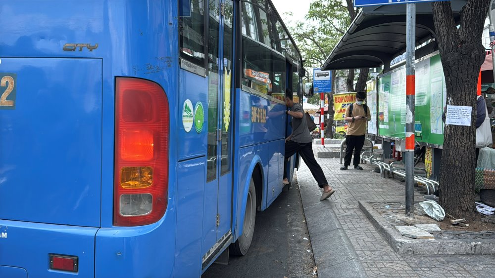 Algunos autobuses en la ciudad de Ho Chi Minh no se detienen por completo al recoger a los pasajeros, el riesgo de accidentes de trafico