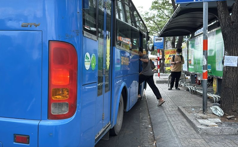 Some buses in Ho Chi Minh City do not stop completely when picking up passengers, the risk of traffic accidents