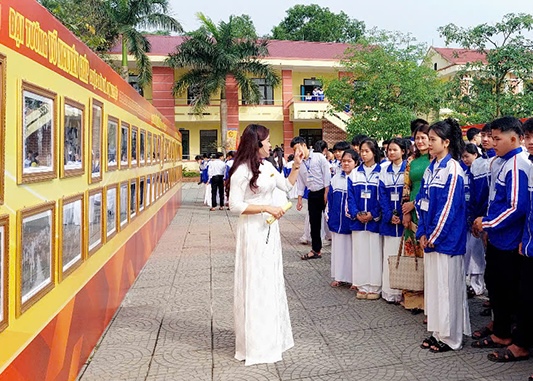 La exposicion especial del general Vo Nguyen Giap en Quang Binh atrae a muchos estudiantes. Foto: Binh Nguyen