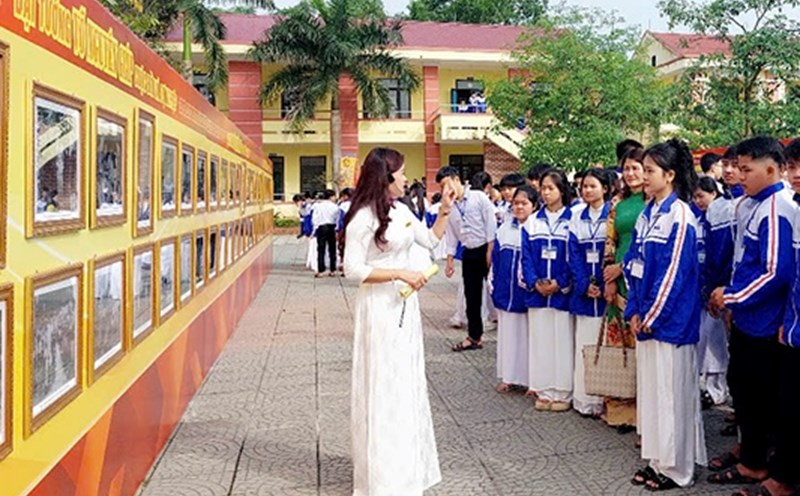 The special exhibition of General Vo Nguyen Giap in Quang Binh attracts many students. Photo: Binh Nguyen
